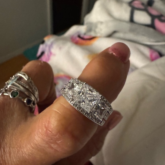 Elegant Silver and Diamond Ring - Picture 3 of 7